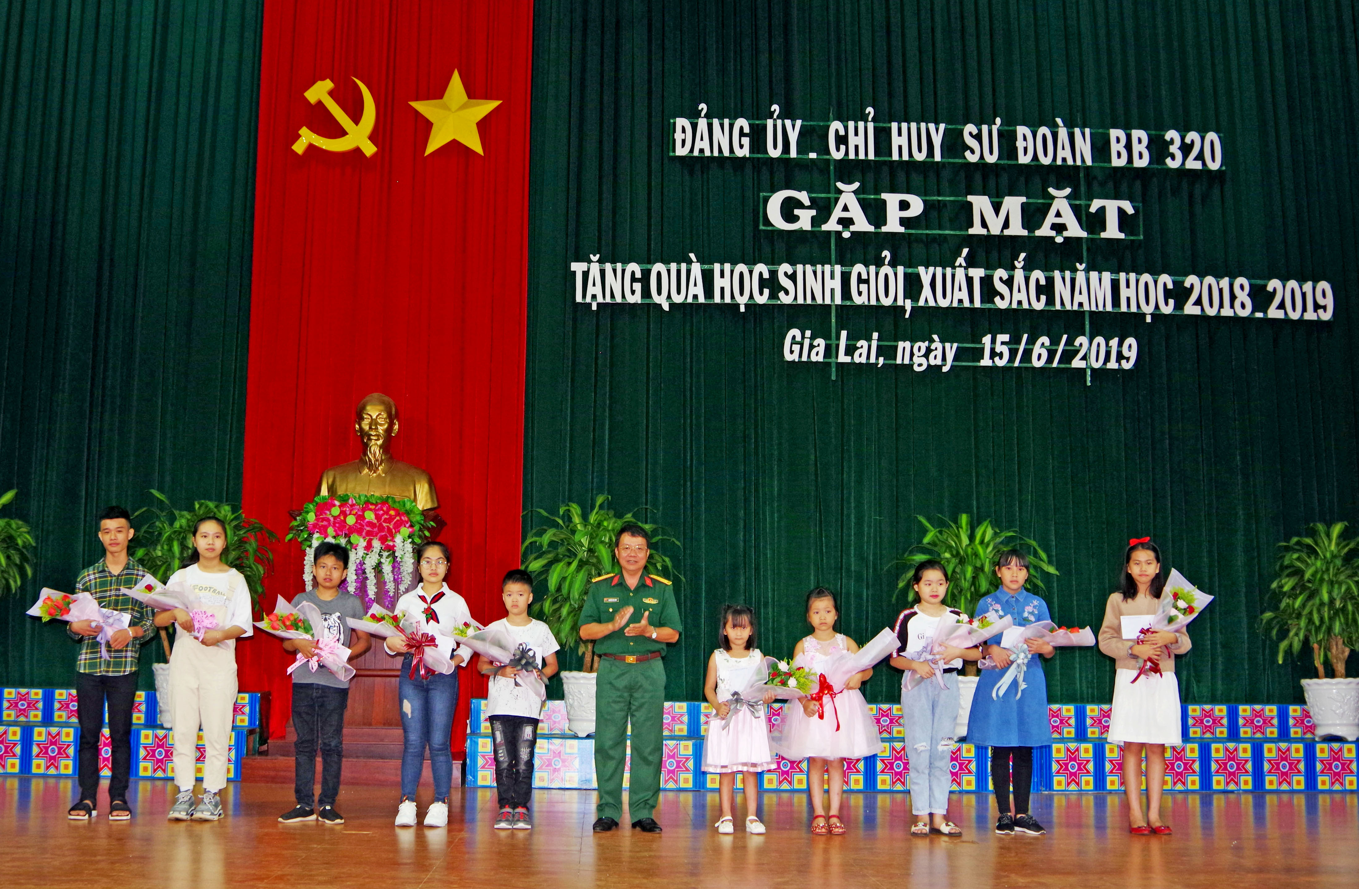 Sư đoàn 320 gặp mặt, tặng quà các cháu học sinh giỏi và xuất sắc